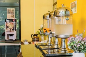 Ein Kaffee-Bereich mit mehreren Spendenstationen und einer Kaffeemaschine.