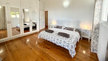 4 slaapkamers, een strijkplank/strijkijzer, gratis wifi, beddengoed