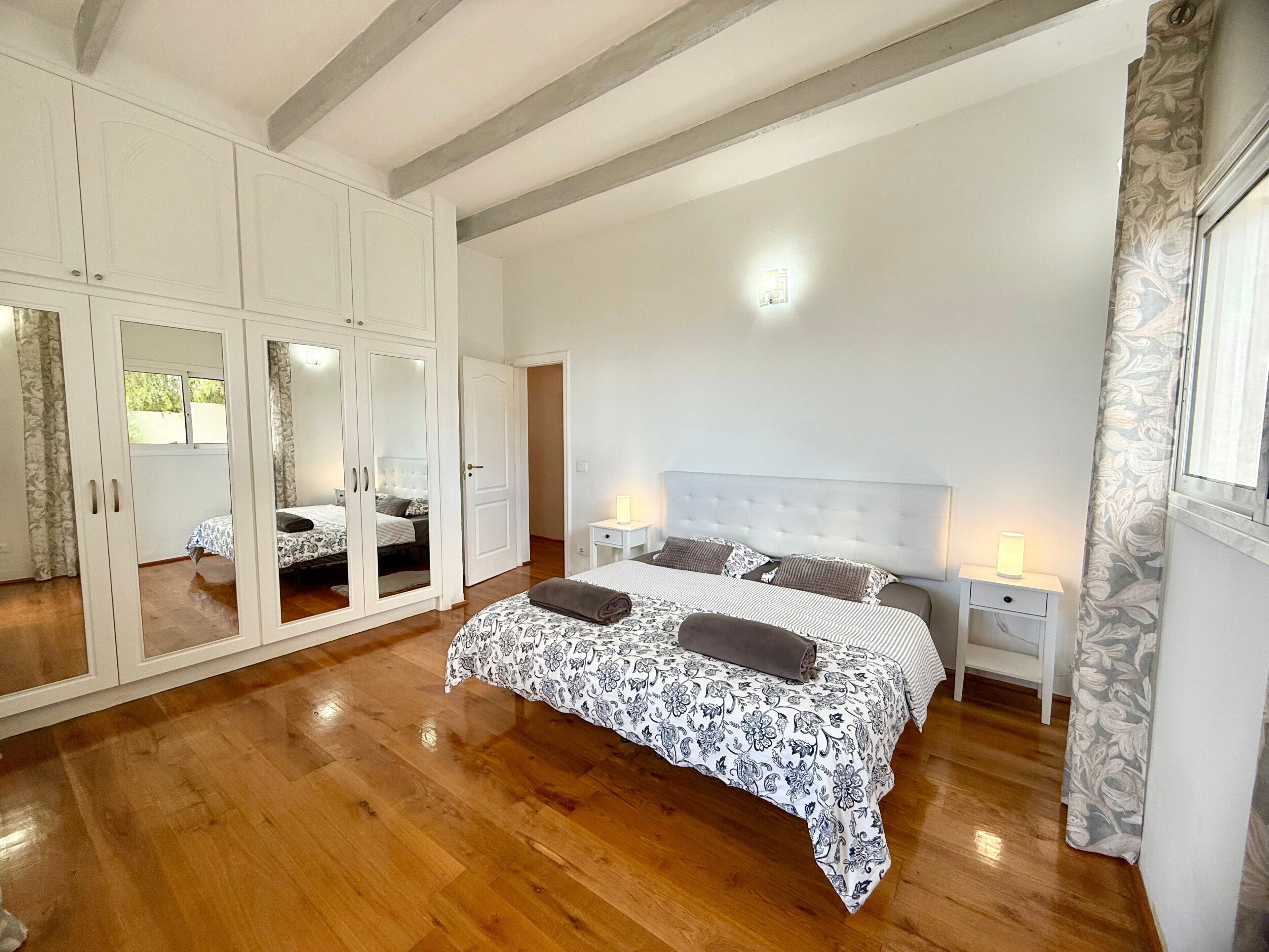 4 slaapkamers, een strijkplank/strijkijzer, gratis wifi, beddengoed