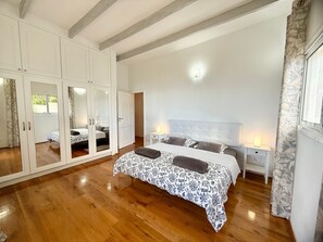 4 bedrooms, iron/ironing board, free WiFi, bed sheets