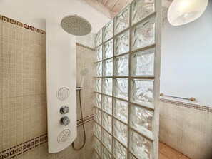 Bathtub, hair dryer, towels - Villa "Tequila" with Sea View, Private Pool & Wi-Fi (Adeje)