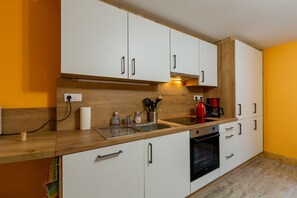 Frigorifero, microonde, forno, piano cottura