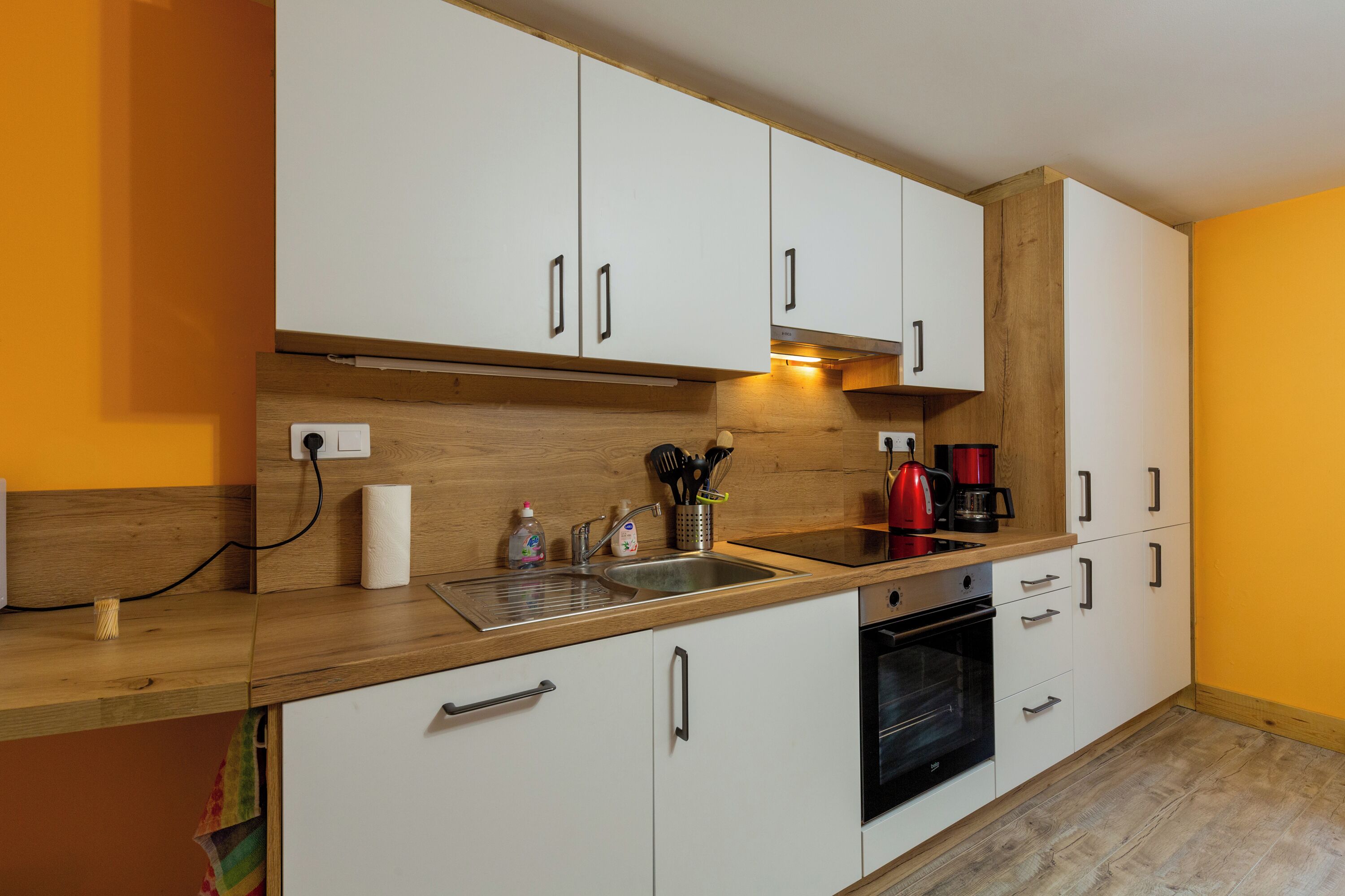 Kjøleskap, mikrobølgeovn, ovn og kokeplater