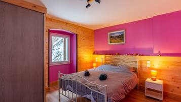 2 slaapkamers, een strijkplank/strijkijzer, gratis wifi, beddengoed