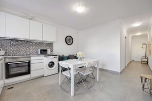 Fridge, microwave, oven, stovetop - Apartment "Yasmim House" with Shared Pool & Wi-Fi (Sagres)