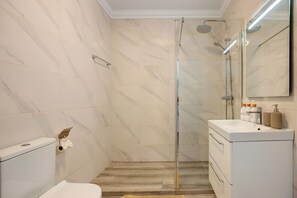 Suihku, hiustenkuivaaja, pyyhkeet