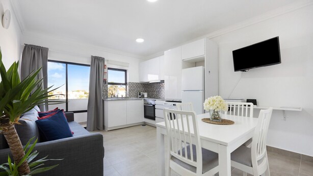 A modern apartment with a dining area, kitchen, and living room. - Apartment "Victoria's House" with Shared Pool & Wi-Fi (Sagres)