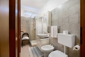 Een douche, een haardroger, handdoeken