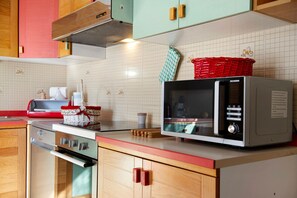 Réfrigérateur, micro-ondes, four, plaque de cuisson