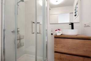 Dusche, Haartrockner, Handtücher