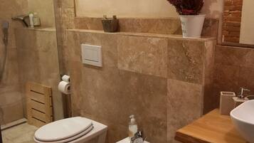Appartement, 1 chambre, vue ville | Salle de bain | Papier toilette