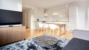 A modern living room with a flat-screen TV, a round coffee table, and a sofa. - Nørre Voldgade 80 (Copenhagen)