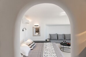 Comfort Apartment, 1 King Bed | In-room safe, individually decorated, blackout drapes, soundproofing