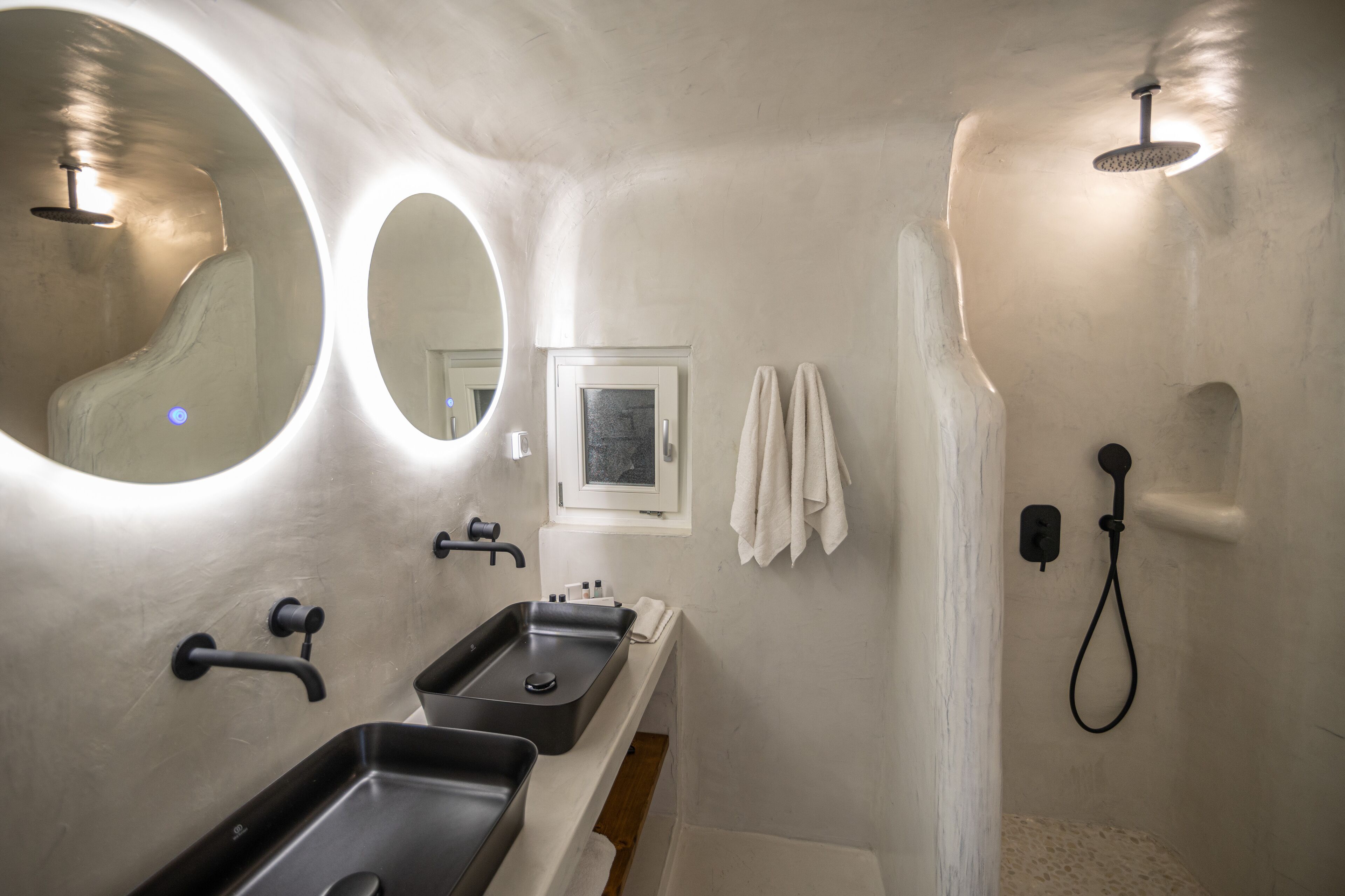 Comfort appartement, 1 kingsize bed | Badkamer | Een douche, een regendouche, designer toiletartikelen, een haardroger