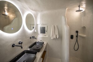 Comfort-huoneisto, 1 suuri parisänky | Kylpyhuone | Suihku, sadesuihkupää, designer-hygieniatuotteet, hiustenkuivaaja