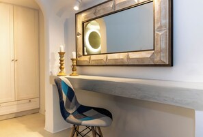Junior Apartment, Non Smoking | In-room safe, individually decorated, blackout drapes, soundproofing