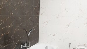Un baño con bañera, inodoro y ducha.