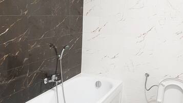 Haartrockner, Handtücher, Toilettenpapier