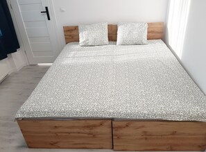 1 habitación, tabla de planchar con plancha, wifi y ropa de cama 
