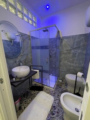 Luxury Room | Bathroom | Shower, rainfall showerhead, free toiletries, hair dryer - B&B i borboni (Naples)