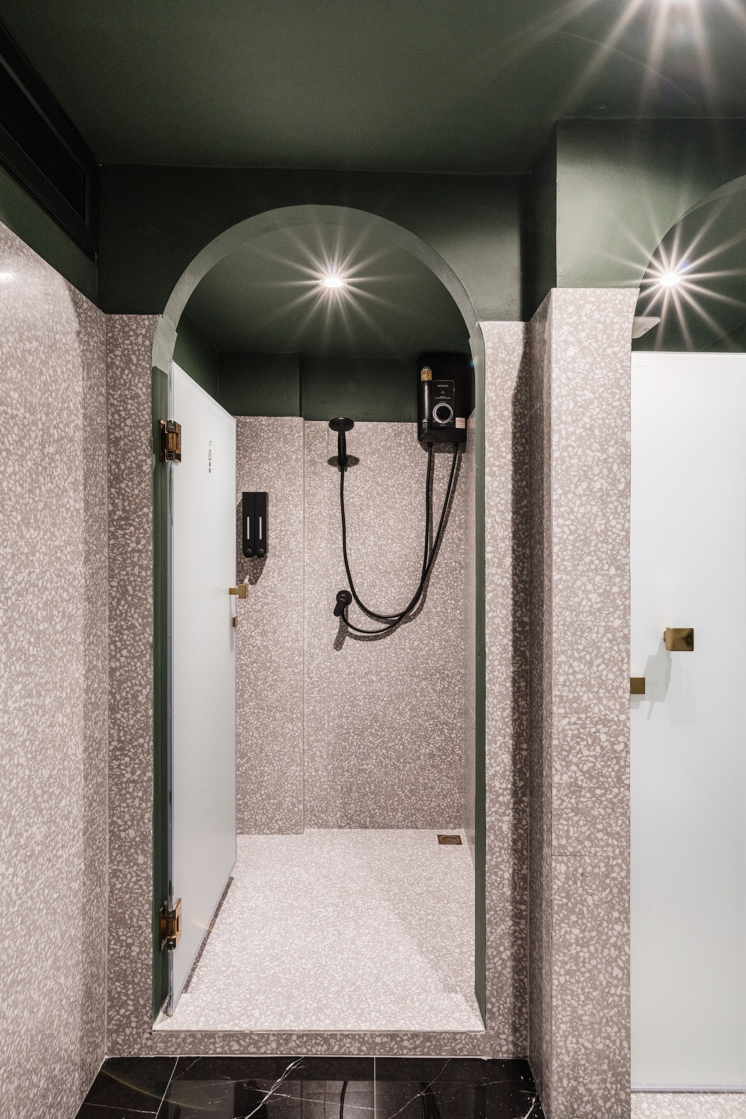 Ein modernes Badezimmer mit Duschbereich, Waschtisch und Spiegel.