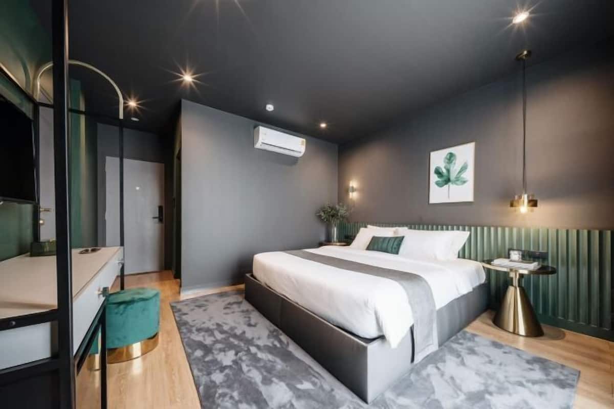 Premium bedding, blackout curtains, iron/ironing board (on request)