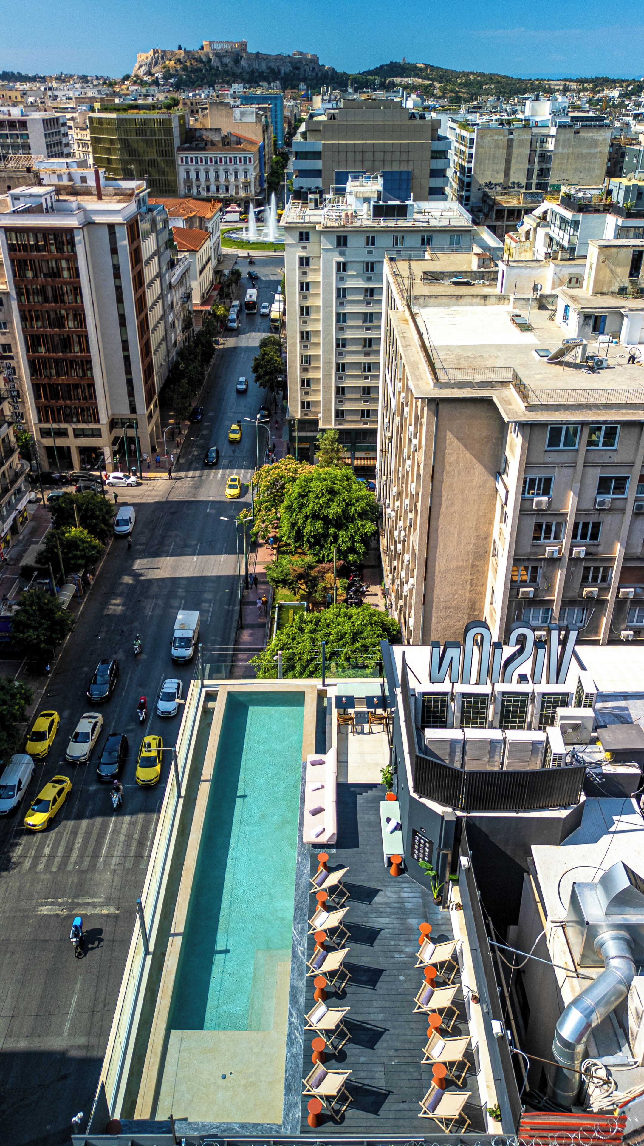 Un immeuble de grande hauteur doté d’une piscine sur le toit, de nombreux étages et offrant une vue sur le paysage urbain.