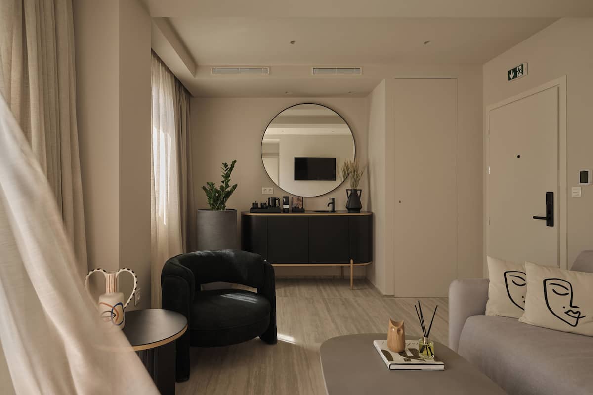 1 bedroom, hypo-allergenic bedding, blackout drapes, soundproofing