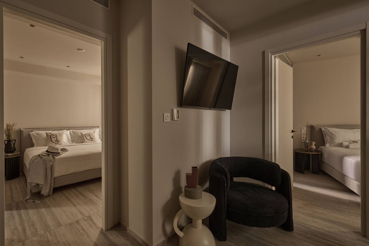 Interior Two-Bedroom Suite | ملاءات للفراش لا تسبب الحساسية وستائر تعتيم ومكواة/لوح كي