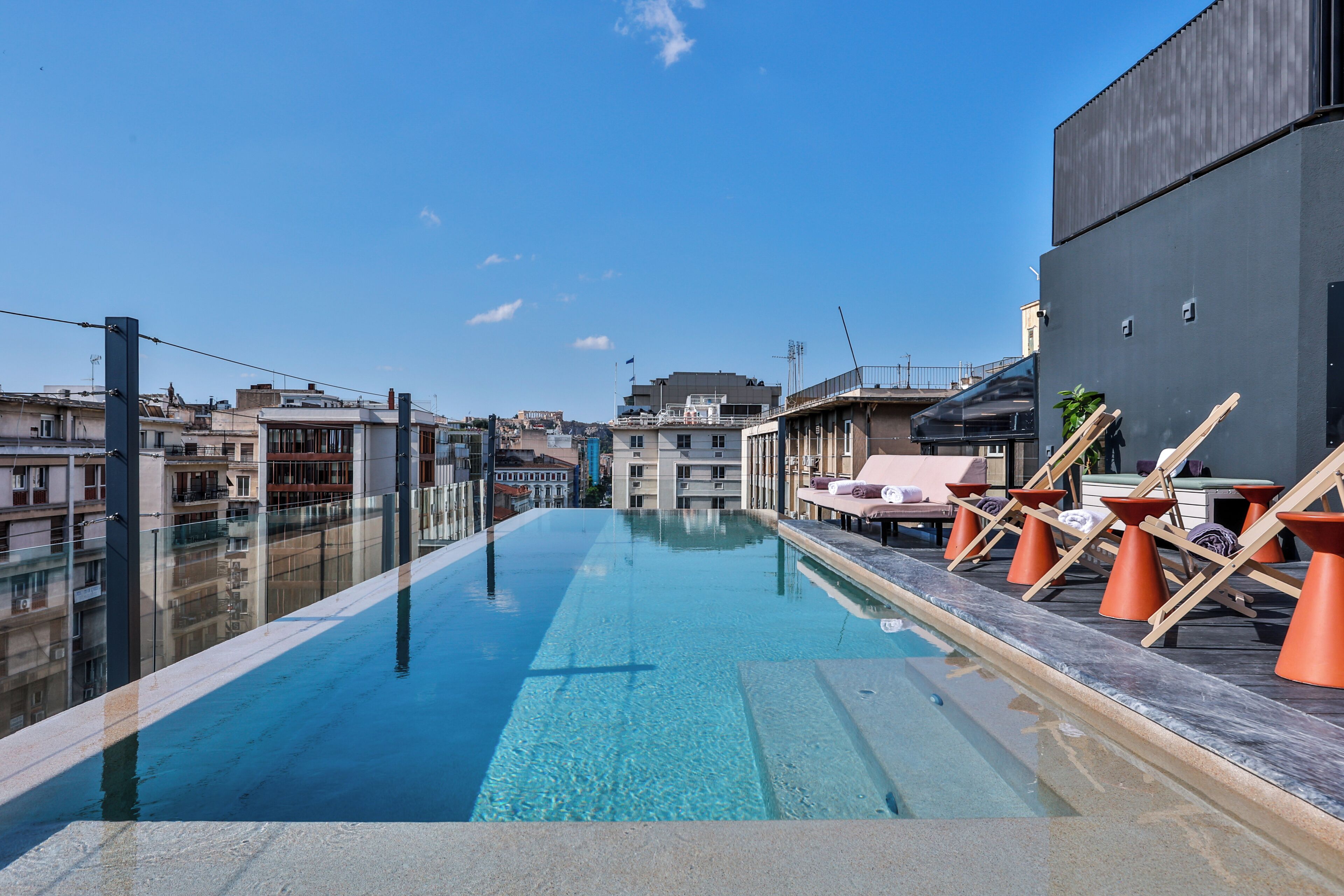 Una piscina al aire libre de temporada