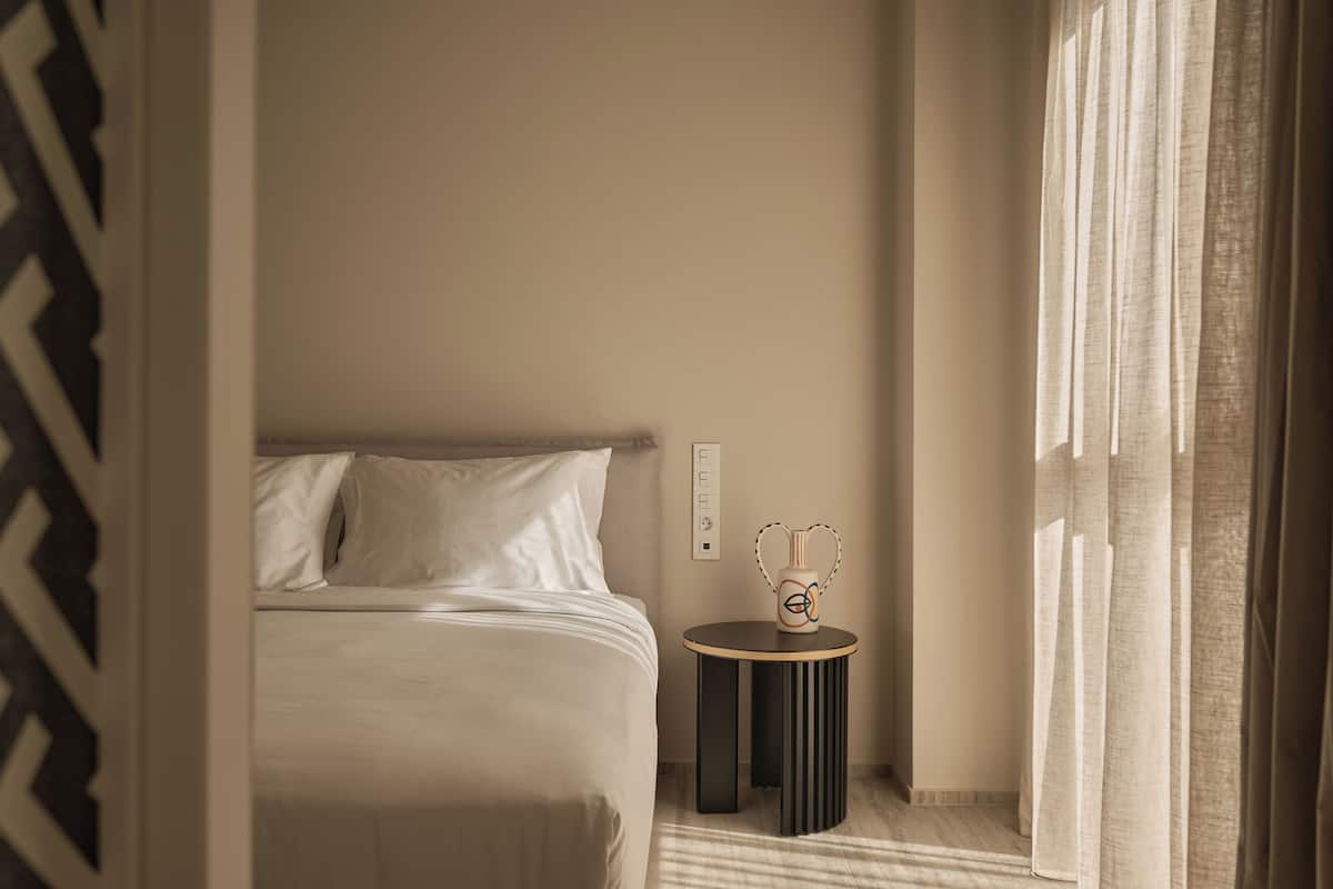 1 bedroom, hypo-allergenic bedding, blackout drapes, soundproofing