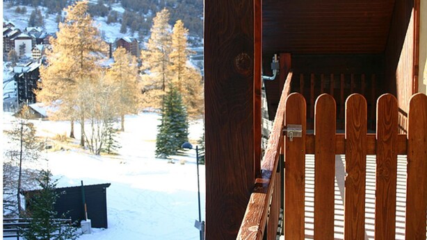 A wooden cabin with a view of a snowy landscape and a wooden fence. - Chalet LA Marmotte 5 (Risoul)