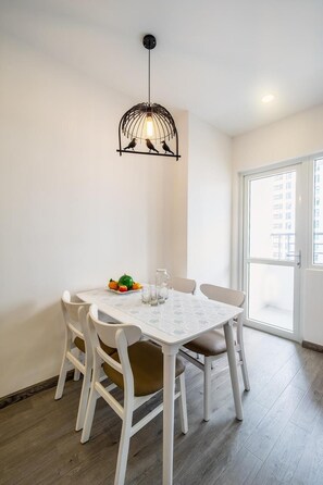 Apartment, 3 Bedrooms, Accessible, Balcony | Dining room
