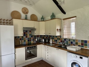 Refrigerador, microondas, tostadora y utensilios de cocina