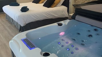 Deluxe Room, Hot Tub | 1 bedroom, minibar, individually decorated, individually furnished