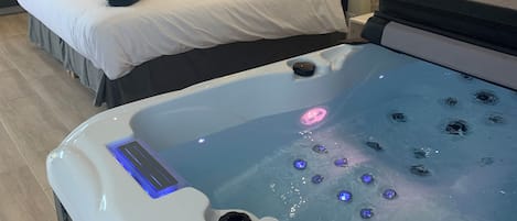 Deluxe-rum - bubbelpool | Minibar, individuell inredning, unika möbler och skrivbord