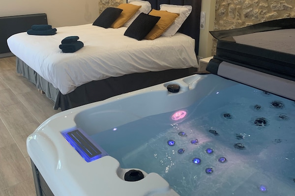Deluxe Room, Hot Tub | Minibar, individually decorated, individually furnished, desk