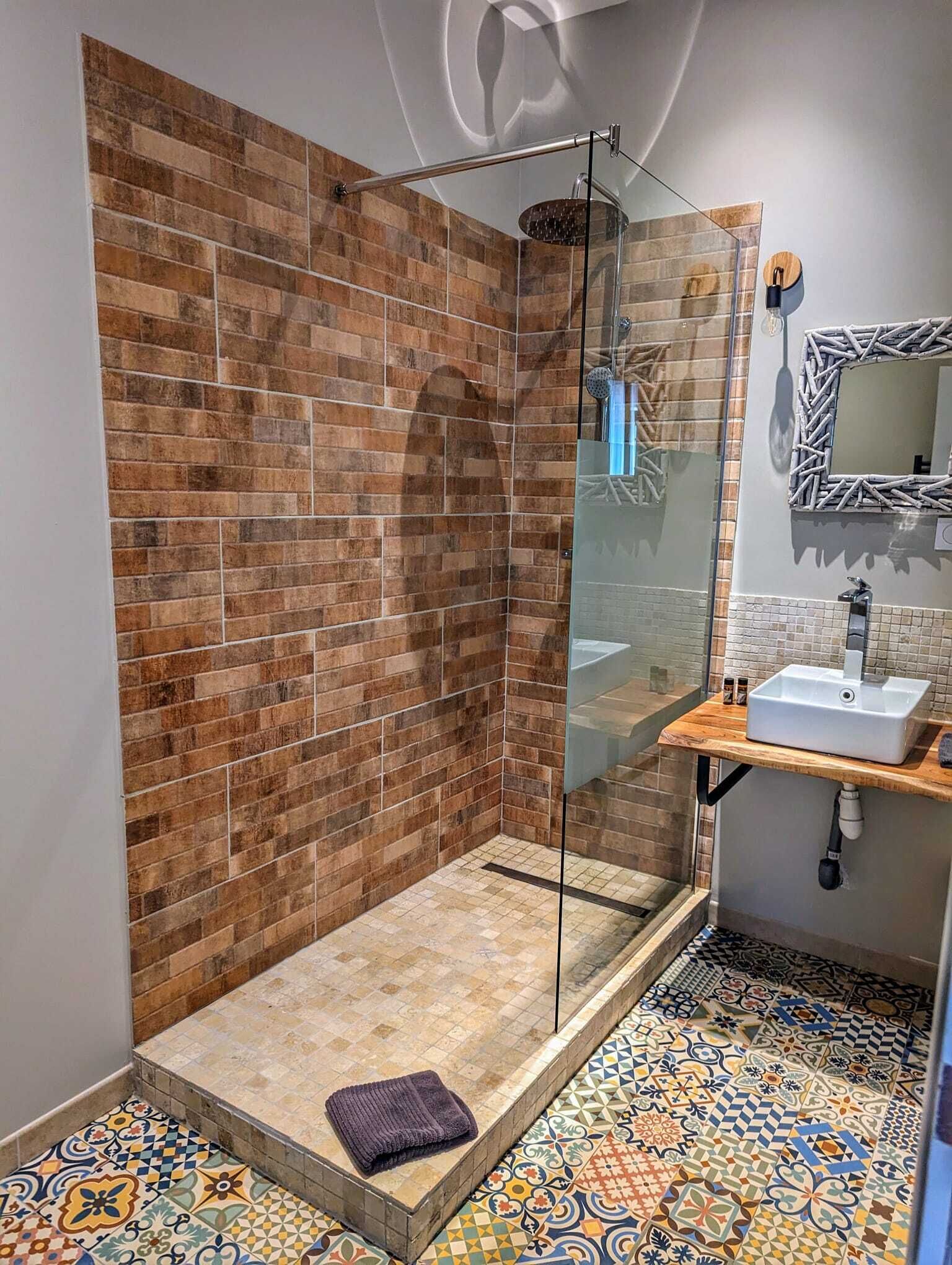 Club tweepersoonskamer | Badkamer | Een douche, een regendouche, een haardroger, handdoeken
