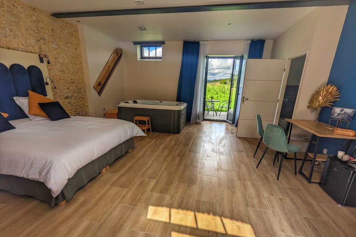 Deluxe Room, Hot Tub | Minibar, individually decorated, individually furnished, desk
