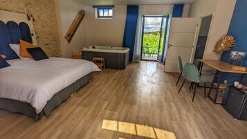 Deluxe Room, Hot Tub | Minibar, individually decorated, individually furnished, desk