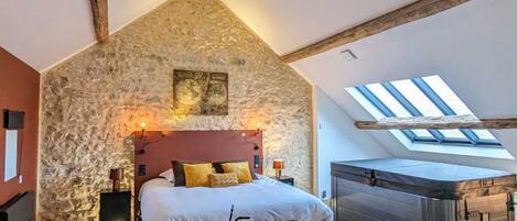 Executive Room, Hot Tub | Minibar, individually decorated, individually furnished, desk