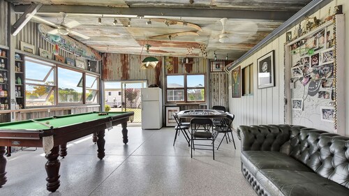 Kulang Retreat in charming Broke with Large Swim Spa and games room suits up to 14 guests