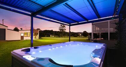 Kulang Retreat in charming Broke with Large Swim Spa and games room suits up to 14 guests