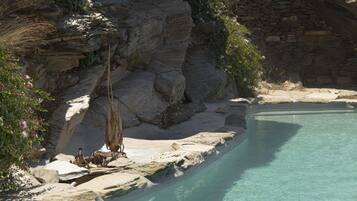 Piscina stagionale all'aperto, lettini