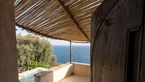 A balcony with a view of the sea, a concrete pool, and a wooden structure. - Alma Domus ancient house recently opened in Amalfi (Amalfi)