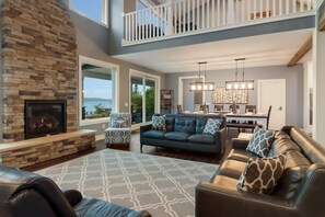 Fernseher, Kamin, Bücher, Arbeitsbereiche