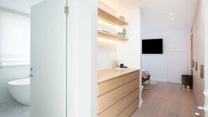 4 bedrooms, desk, iron/ironing board, free WiFi