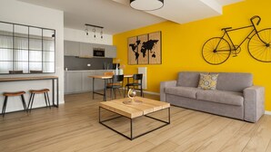Un espace de vie moderne comprenant une cuisine, un coin repas et un canapé.