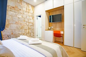2 bedrooms, iron/ironing board, bed sheets - Best4Stay Luxury Room 2 (Split)