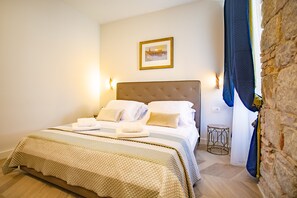 2 عدّة غرف نوم ومكواة/لوح كي وملاءات أسرّة